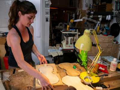 La giovane ci mostra i vari passaggi necessari per la realizzazione di un violino. Ester si sistema dietro il suo banco da lavoro e, procuratasi una dima, disegna la sagoma della parte inferiore dello strumento, a cui poi aggiunger� fasce e controfasce di acero, fissate nei sei punti principali del violino